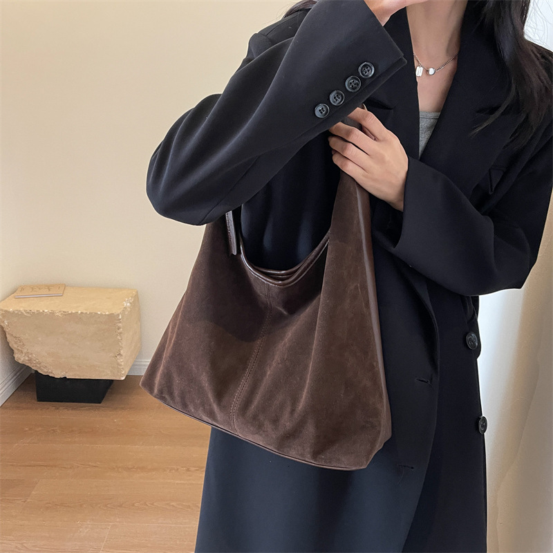 Bolsa de gran capacidad suave esmerilada para mujeres 2024 otoño y invierno nuevo retro viaje bolsa de hombro bolsa de moda extranjera