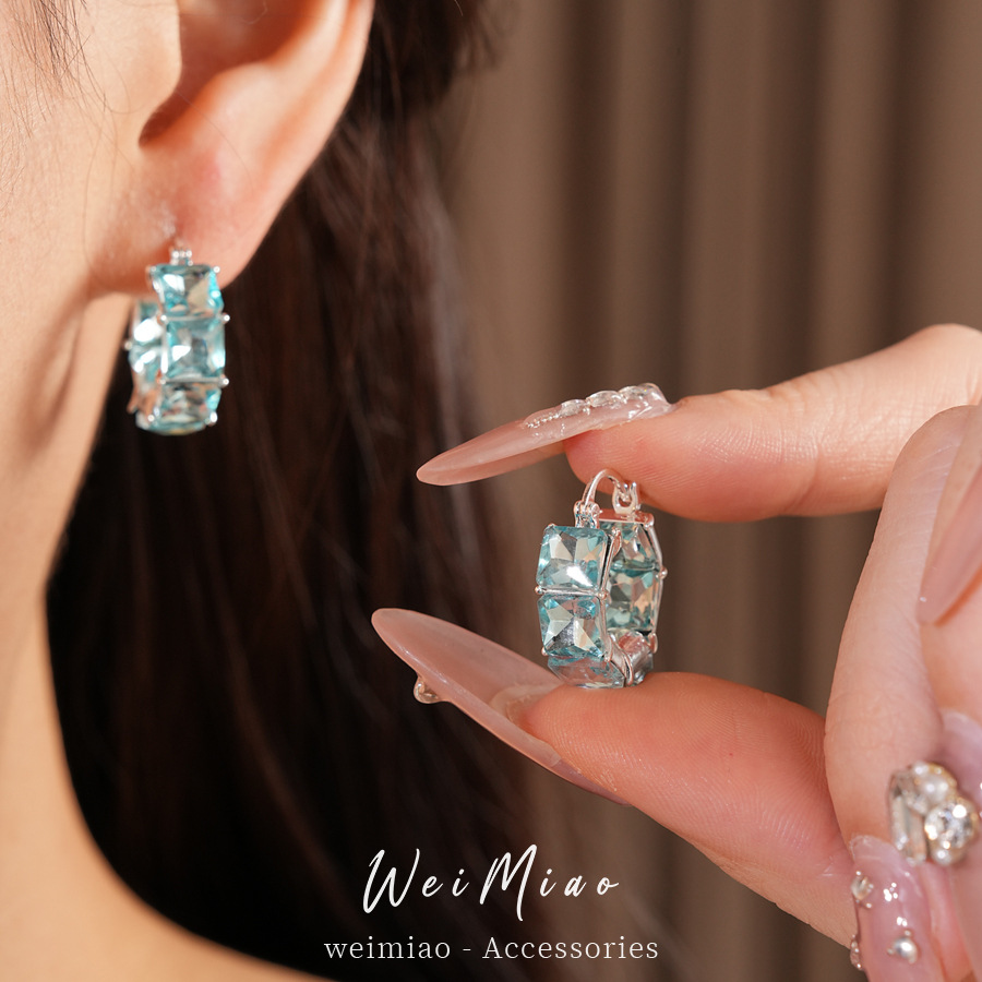Elegante simple zircon cuadrado redondo perfiles de orejas estilo frío personalidad pendientes de nicho ligero de lujo alta sensación de auriculares al por mayor