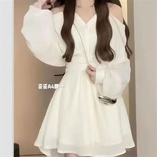 春季温柔系穿搭女2025新款韩版设计感露肩显瘦上衣百搭短裤两件套