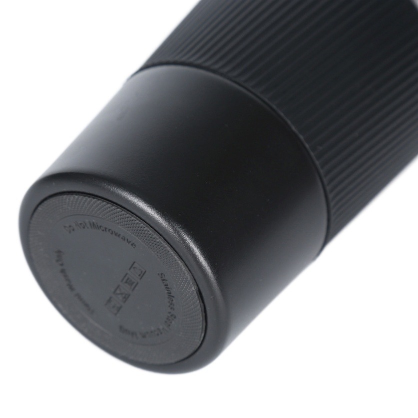 Spray de plástico tres generaciones 304 taza de café de acero inoxidable anti-escaldado cubierta de silicona taza de coche taza de vacío portátil taza de agua de oficina