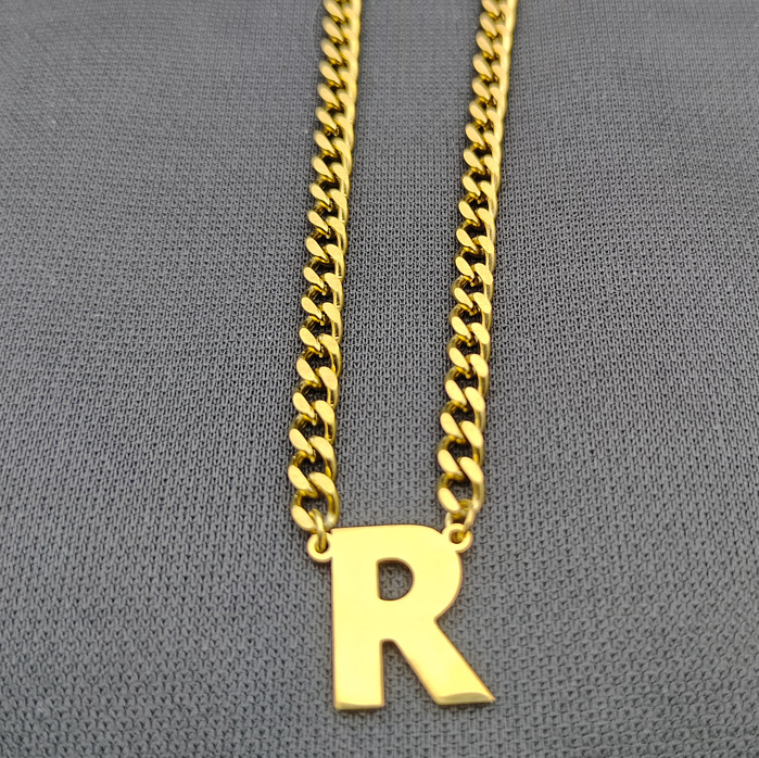 Collar de cadena cubana de acero inoxidable estilo hip-hop con apellidos europeos y americanos, colgante de letra mayúscula de oro de 18K con 26 letras.