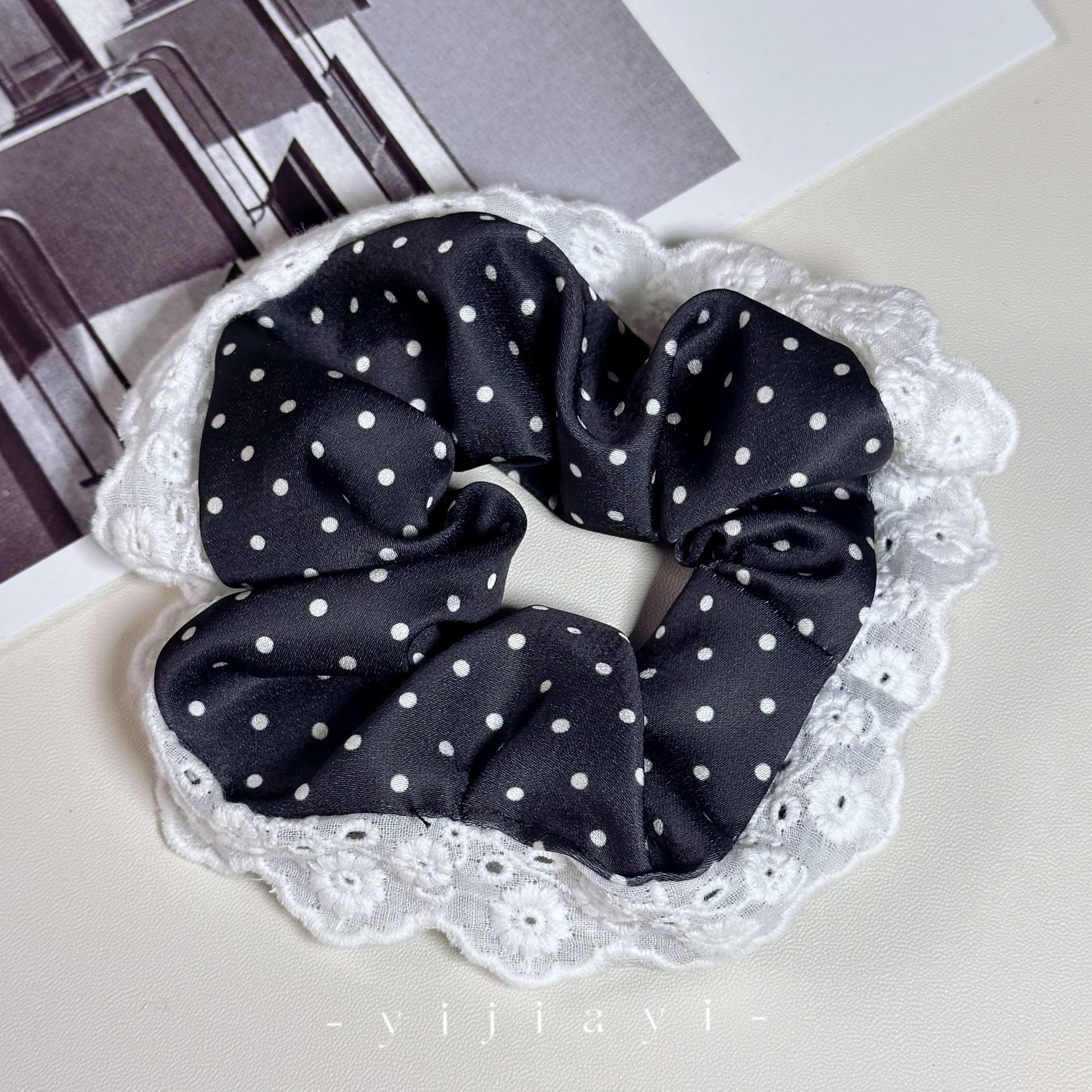 69#검은 바탕에 물방울 무늬가 있는 대장 원