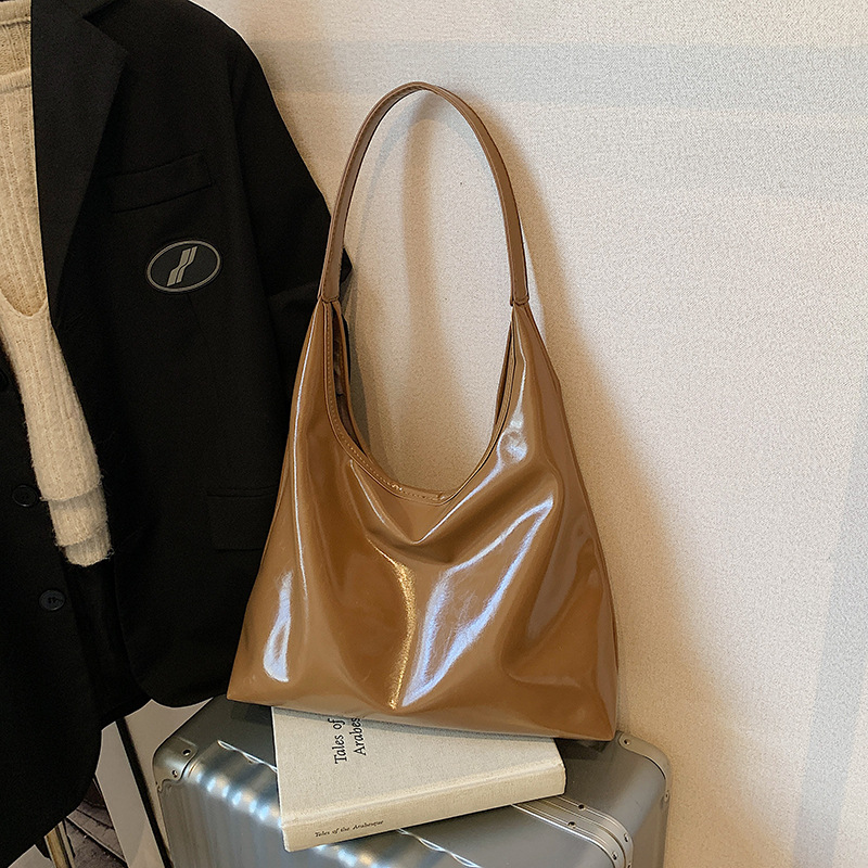 Bolsa de brazo retro de viaje para mujeres 2025 nueva moda popular bolso de hombro de cuero suave sensación de gran capacidad bolsa de mano