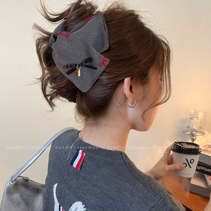 女性用フレンチサテン三角グリッパー2025新しいハイエンド後頭部シャーククリップ気質多用途ヘアアクセサリー
