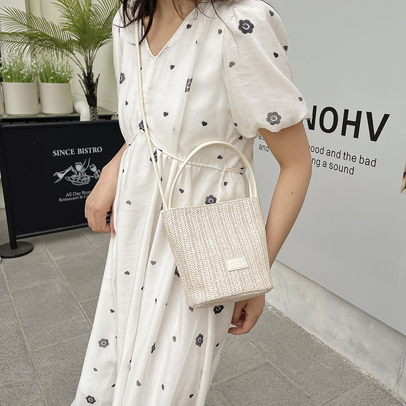 Bolso de cubo de vacaciones junto al mar 2025 nuevo bolso de mujer bolso de hombro tejido de paja de playa bolso de mensajero de color de contraste a rayas