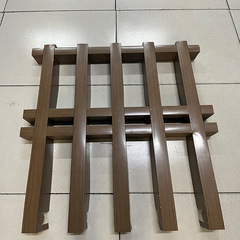 アルミ木目の幅を厚くして、高いグリルを飾って、天井のグリッド棚を天井にします。