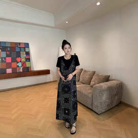 2025年夏季新款琪琪大码女装几何艺术假两件拼接不规则花纹连衣裙