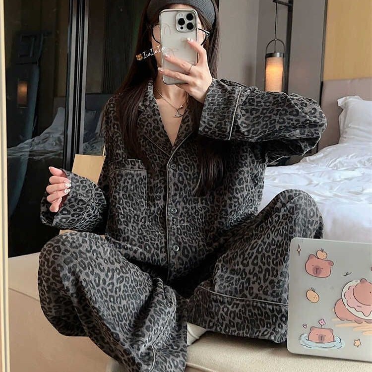 Derong Autumn and Winter New Korean Style Leopard Print Pajamas for Women Cartoon Lapel Cardigan Home Clothes Douyin Xiaohongshu Live Broadcast Derong Autumn and Winter New Korean Style Leopard Print Pajamas for Women Cartoon Lapel Cardigan Home Clothes Douyin Xiaohongshu Live Broadcast