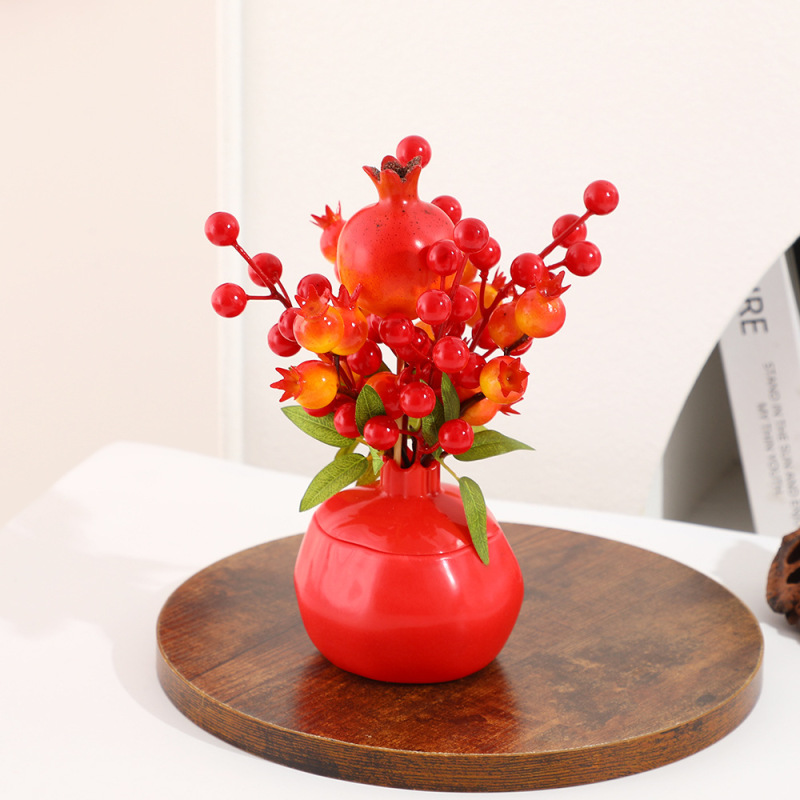 ザクロの装飾のプラスチックの花瓶をシミュレーションします。新年の家の装飾は金を出します。|undefined