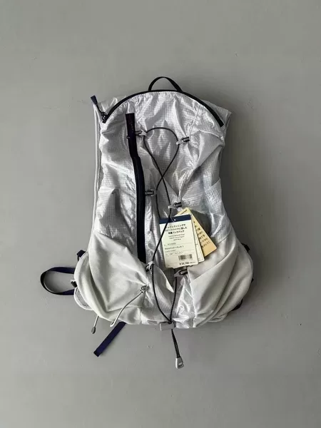 Japanese-style ultra-lightweight outdoor functional hiking, camping, and mountaineering water-resistant large-capacity backpack for men and women