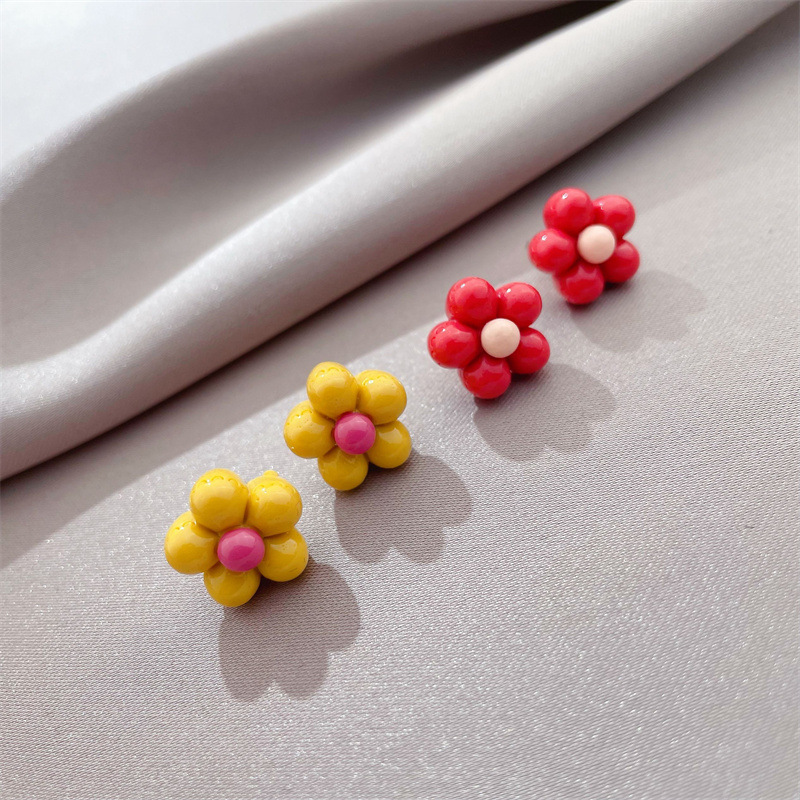 Fashion Personality Small Acrylic Small Flower Earrings Simple Atmosphere Color Earrings display picture 6
