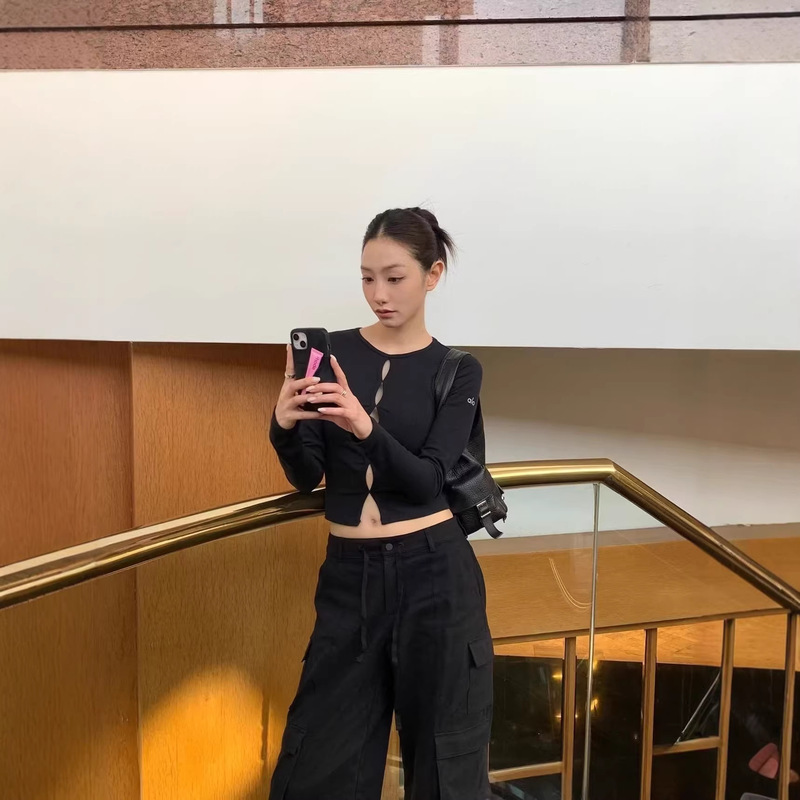 In-Stock Alo Sexy Hot Girl Style Hollow-Out Chest-Revealing Slim-Fit Long-Sleeve T-Shirt for Women, Designed to Look Slimming, Suitable as an Inner Layer