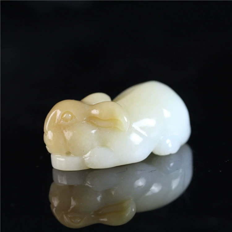 Pendant white jade, rabbit from Khotan district