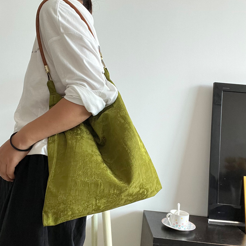 Women's Medium Linen Rayon Natural Silk Geometric Vintage Style Streetwear Square Magnetic Buckle Shoulder Bag display picture 8