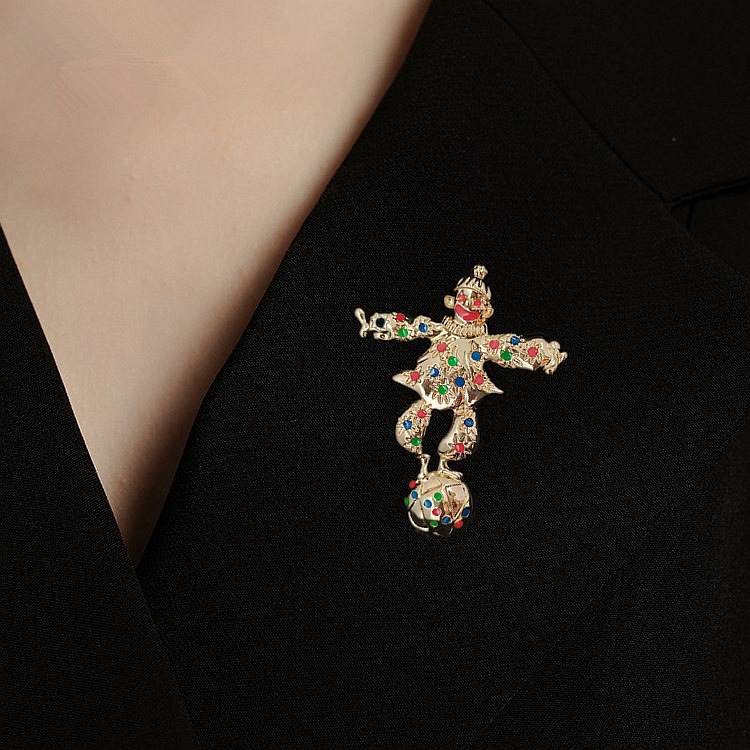vintage Western Antique Pin Clown Vintage Personality Enamel Ball-stepping Corsage Alloy Doll Brooch Accessories