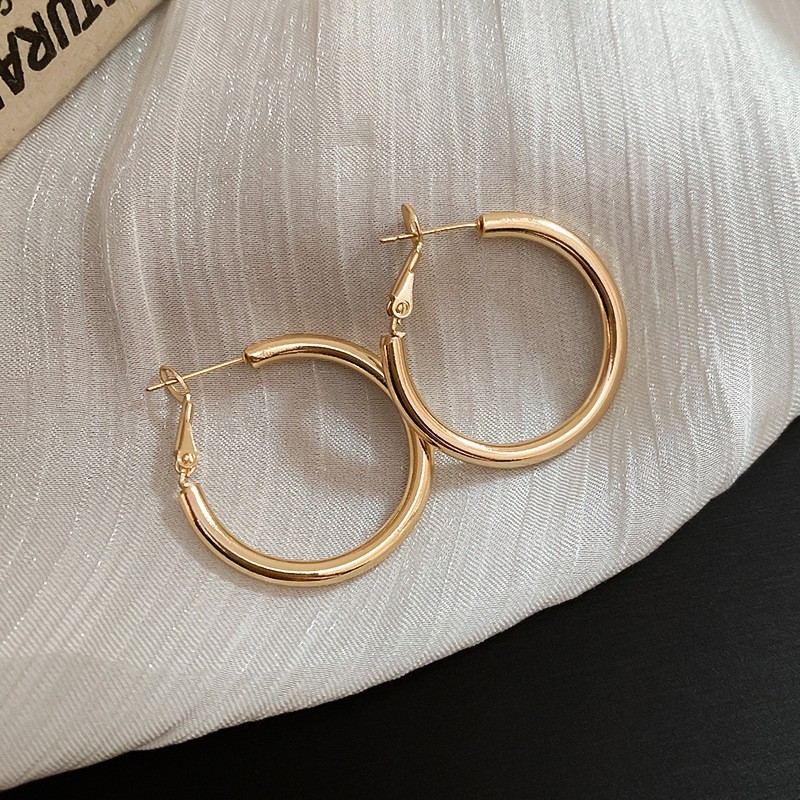 Pendientes ovalados simples de aguja de plata Pendientes de tendencia de personalidad transfronteriza europea y americana Pendientes de diseño de todo fósforo de nicho al por mayor