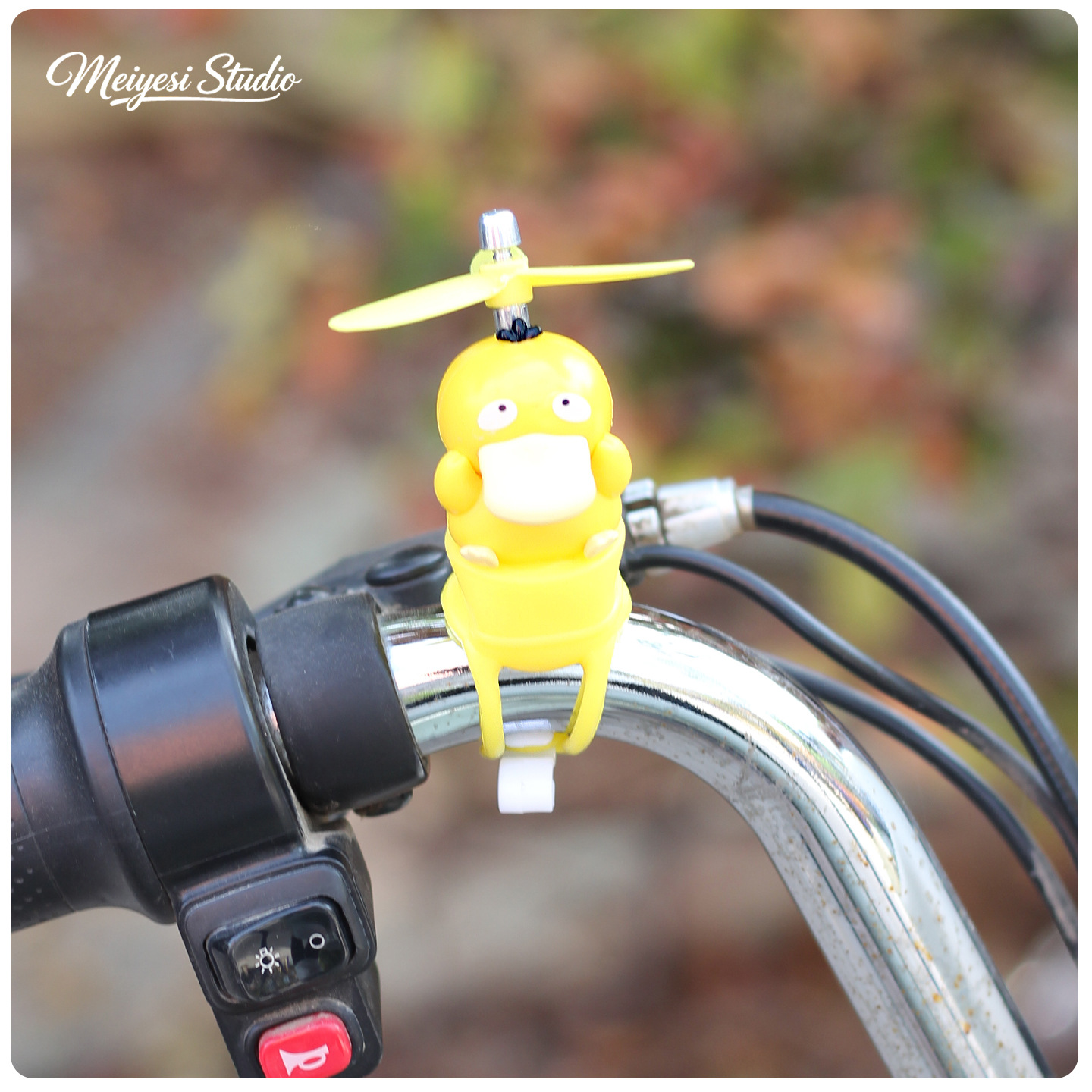 Cute molino de viento bicicleta coche de batería decoración accesorios para automóviles eléctricos muñecas de motocicleta muñecas decoración colgante