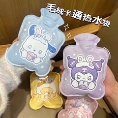かわいいぬいぐるみ灌水アニメ湯たんぽ学生は保温大サイズを温めて手を温める湯たんぽを持っている