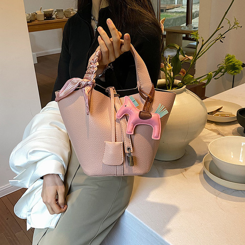 Internet celebrity portable vegetable basket bag women's bag  new trendy versatile commuting handbag texture niche bucket bag