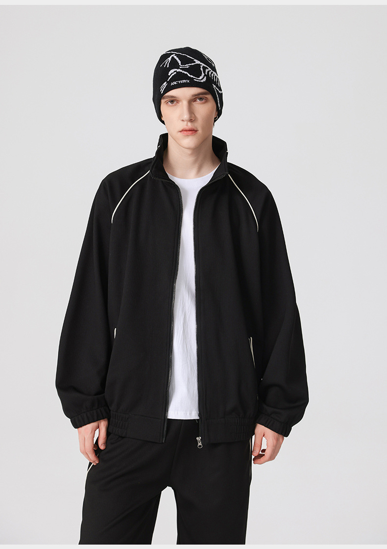 Completo casual da uomo alla moda con colletto alto, giacca, pantaloni a gamba larga, modello cardigan dal design ampio abbinato a pantaloni sportivi_voghion.com