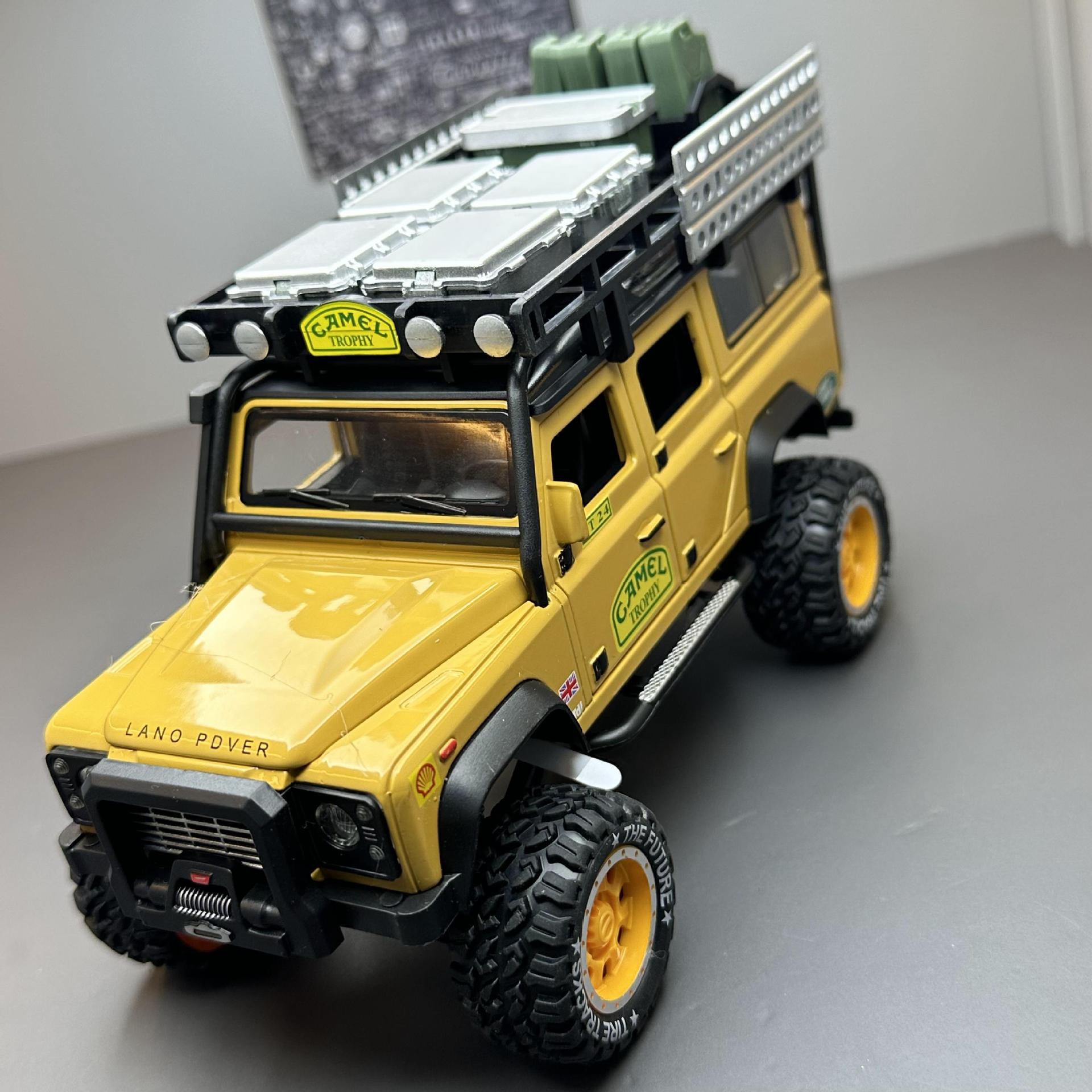 Xinao aleación coche Modelo 1: 28 Lu Hu guardia camello off-road tire hacia atrás 6 Puerta Abierta juguete coche sonido y luz modelo Decoración