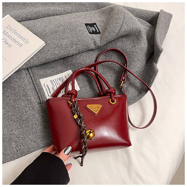 Autumn and winter fashion hand-held bucket bag for women, Korean retro and high-end style, versatile single-shoulder bag, 2024 niche casual women's bag undefined