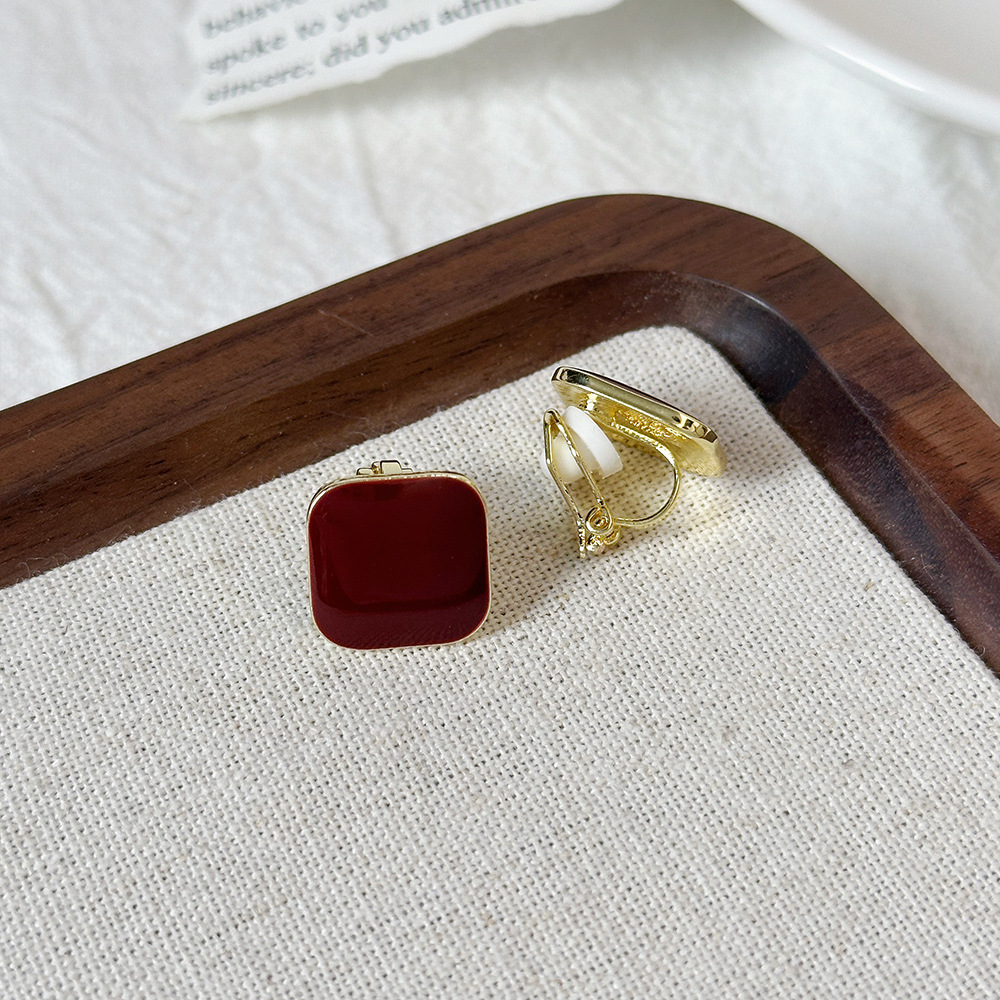 Versión coreana del temperamento de camelia, sin orejas perforadas, pinza para la oreja, flor de perla, tablero de ajedrez, pinza para la oreja triangular con diamantes, pendientes de nicho para mujeres