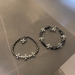 砕けた銀の十字の花はブレスレットの男性の高級感をつなぎます。