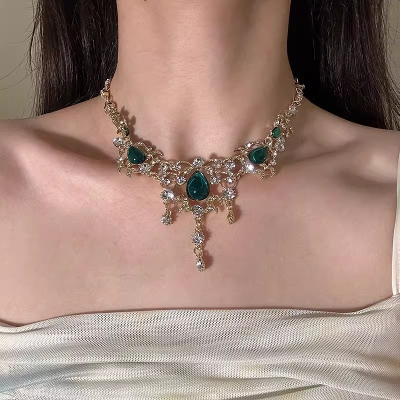 French-Style Court Lace Emerald Full Diamond Necklace, Fashionable Micro-Encrusted High-End Personalized Clavicle Chain Evening Set