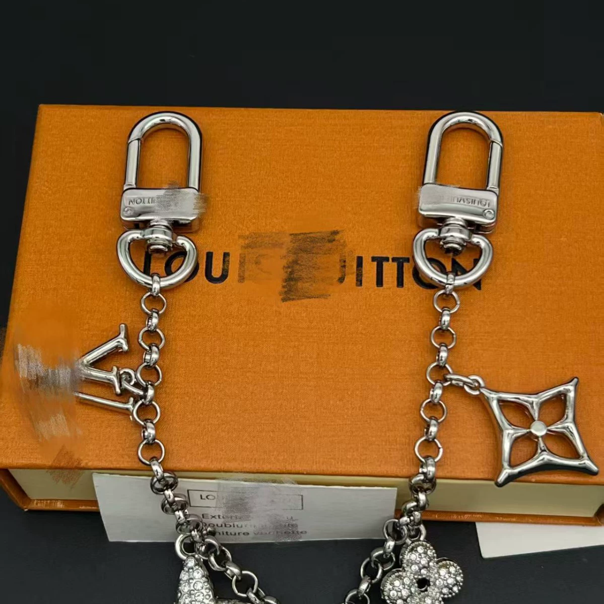 Подвеска на цепочке в виде сумки V Louis Vuitton, доступна в серебре/золоте, с буквами LV и четырехлистником на цепочке