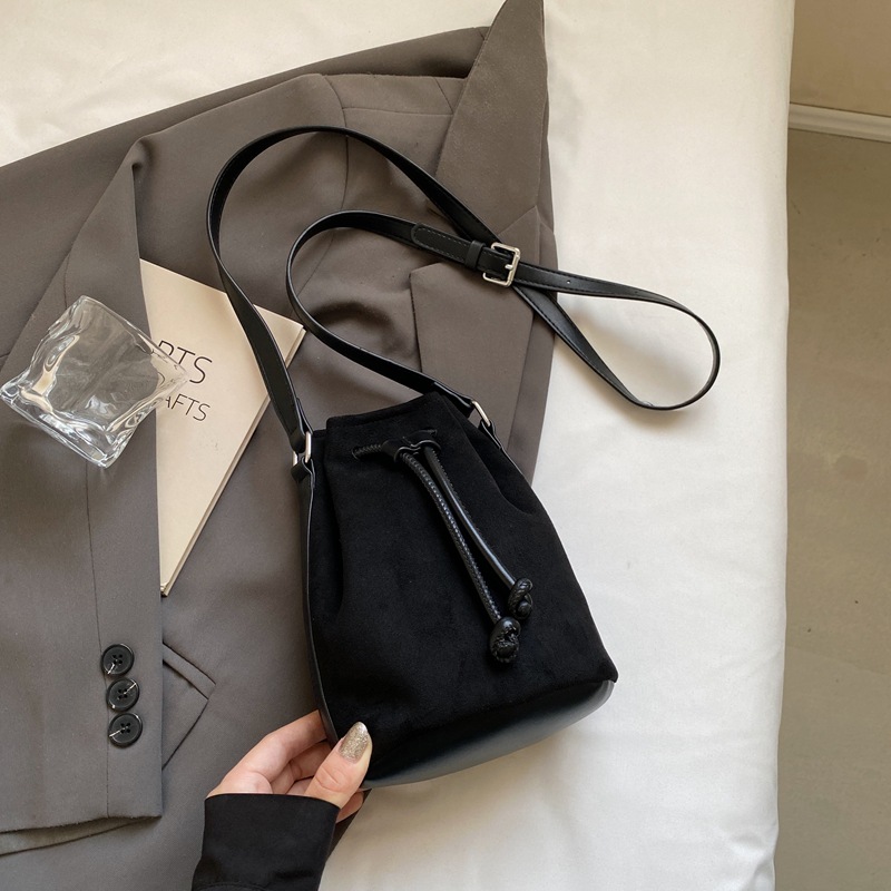 Otoño y invierno retro bolsas de cubo de gamuza de seda clásica bolsas de teléfonos móviles de cordón de gamuza para mujeres 2024 nuevo bolso de camisa
