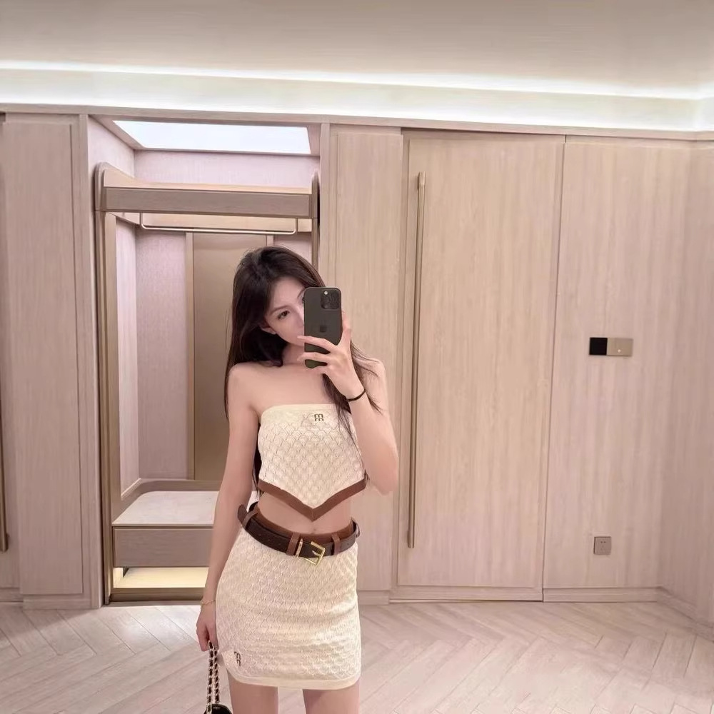 Miu hərfli tikməli açıq arxa top və mini yubka dəsti
