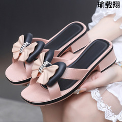 新しい女性のスリッパは夏のファッションの厚い底を着ています。