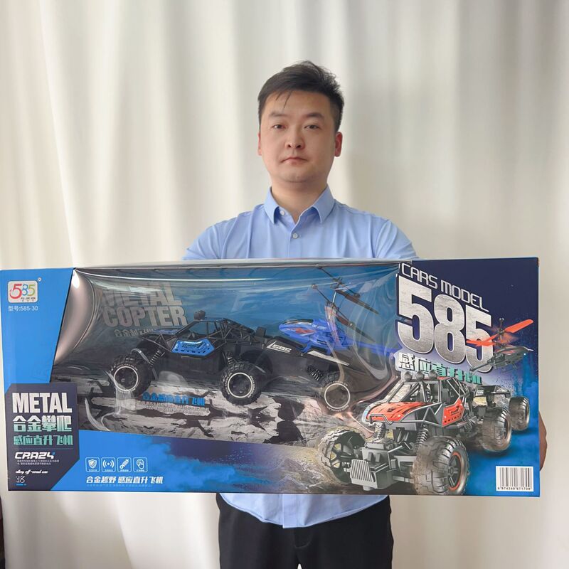 子供のおもちゃの超大型のリモコンは車に登ります。|undefined