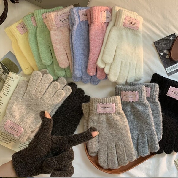 Woolen knitted gloves with letters