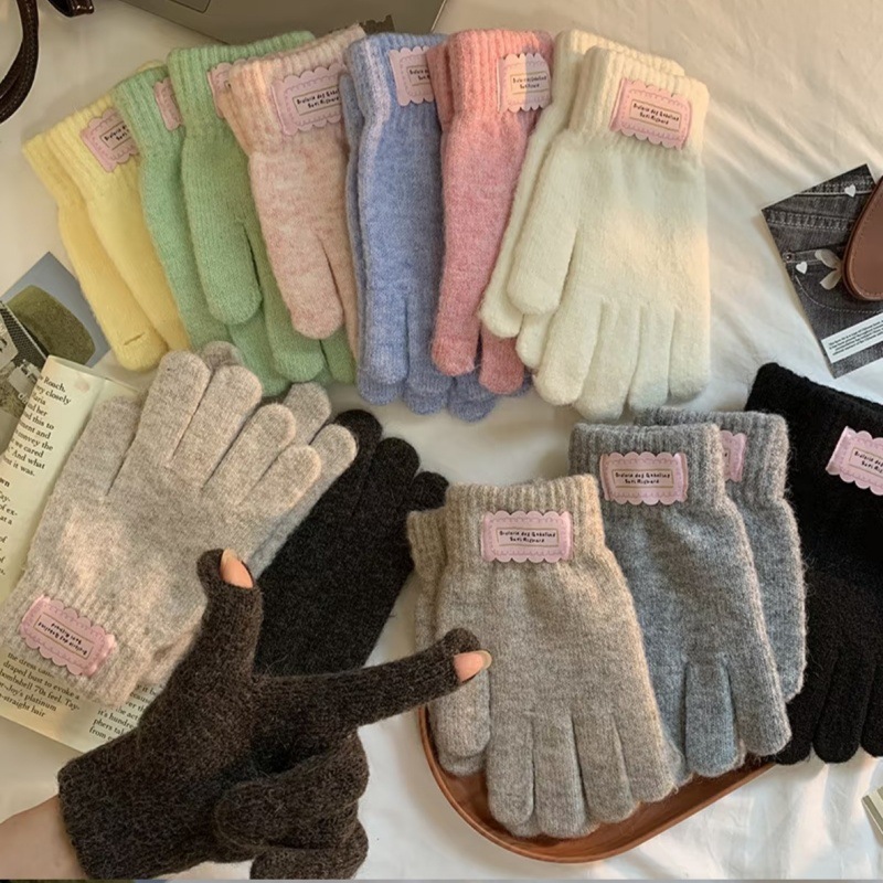 Woolen knitted gloves with letters