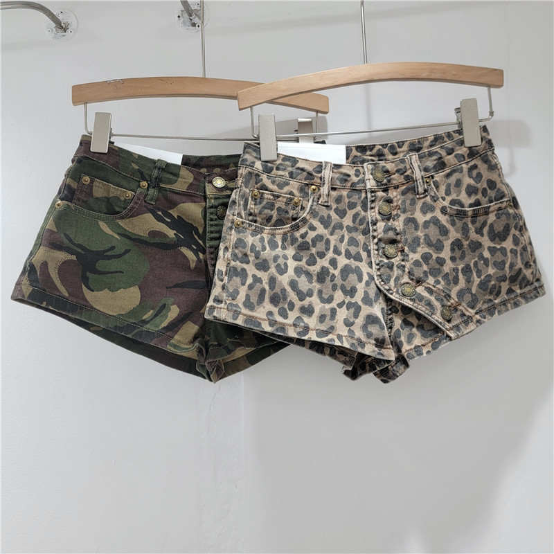 Pantalón Corto de Mezclilla con Estampado de Leopardo de Cintura Baja