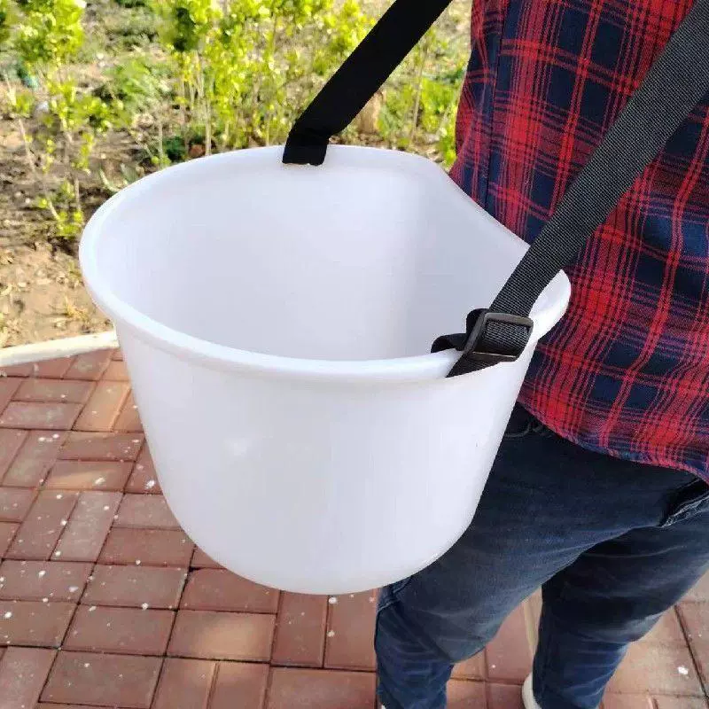 Переносной плечевой разбрасыватель удобрений для сбора фруктов, овощей, семян и кормов с утолщенным пластиковым ведром.