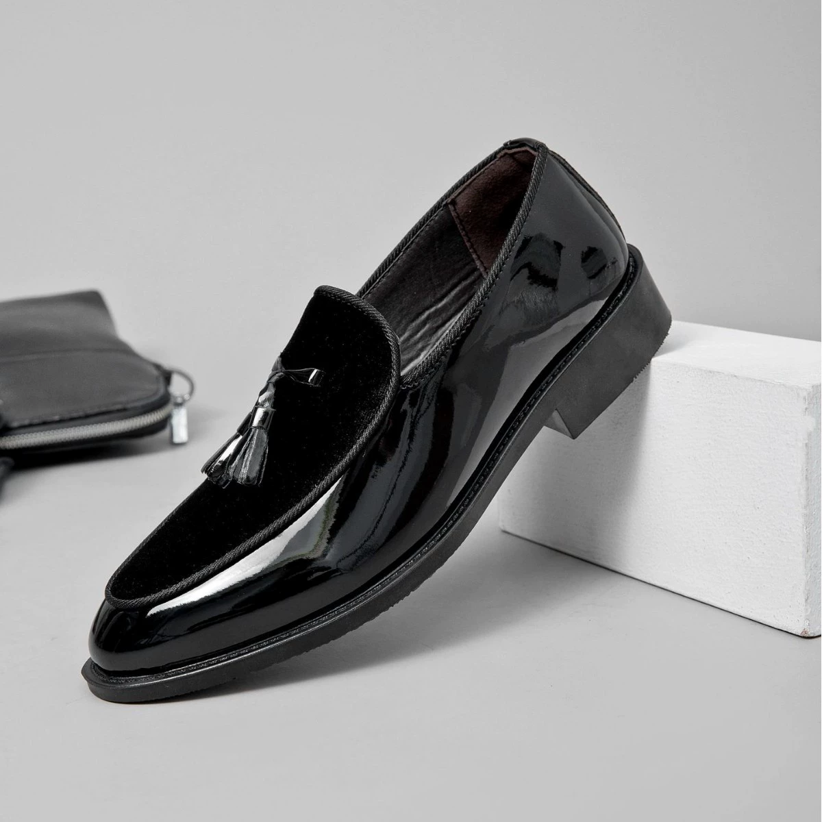 Маленькие кожаные туфли без шнуровки, мужские туфли в британском стиле ретро с кисточками, модная обувь для парикмахеров, обувь для ленивых, повседневная кожаная обувь для мужчин