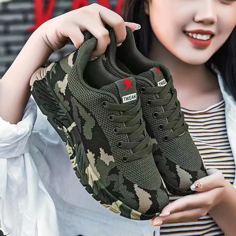 A generation of 2025 spring camouflage shoes fly woven breathable mesh men's shoes students military training sneaker men's and women's