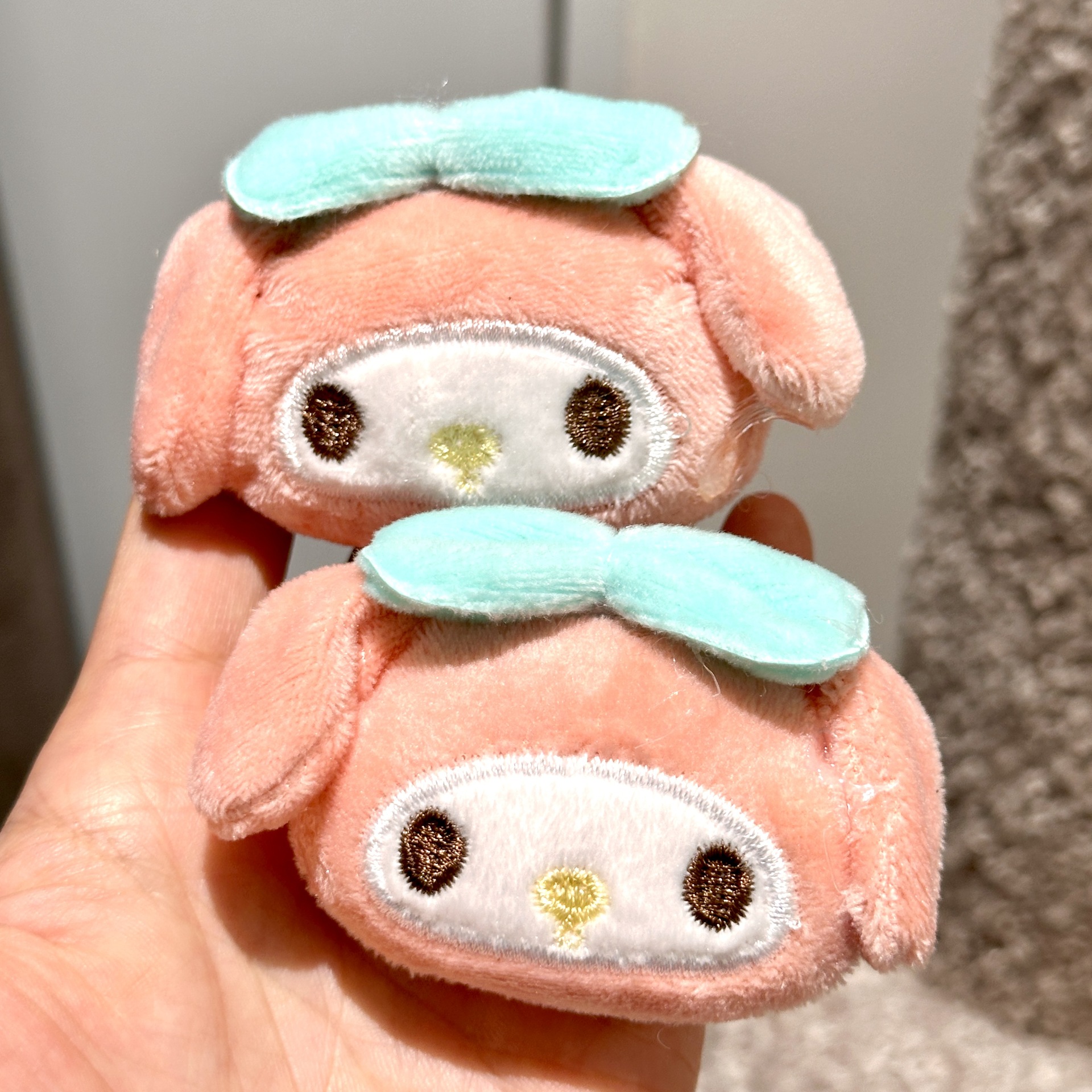 Capibala broche de peluche en línea lindo bolso ropa decoración pin DIY muñeca del delfín colgante muñeca