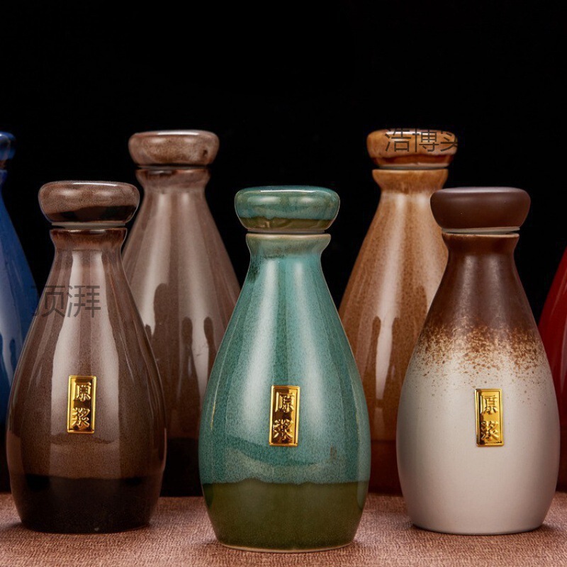 2つの酒つぼに分けて、古い酒の瓶の空の瓶の半斤の家庭用の酒の壺の陶磁器の酒をまねます。|undefined