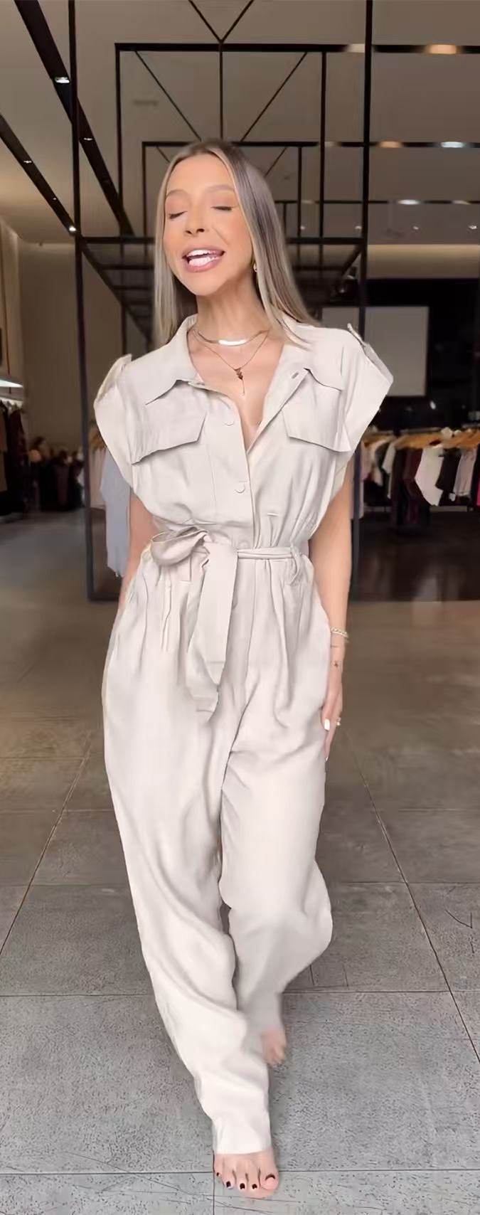 Moda transfronteriza europea y americana ropa de mujer hombro deslizante sin mangas cinturón de trabajo viento multi-bolsillo plantares 2025 nuevo