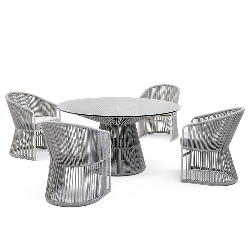 Una mesa redonda y cuatro sillas (tejidas con cuerda)