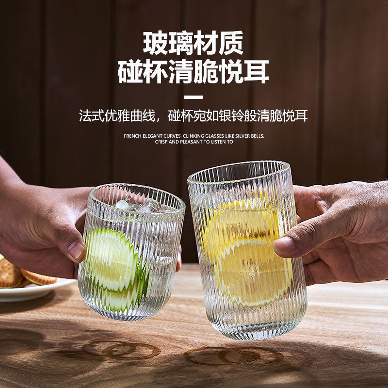 Una variedad de copas de rayas verticales retro de estilo ins de alto valor, copas de champán, tazas de boca ancha, tazas de yogur de helado