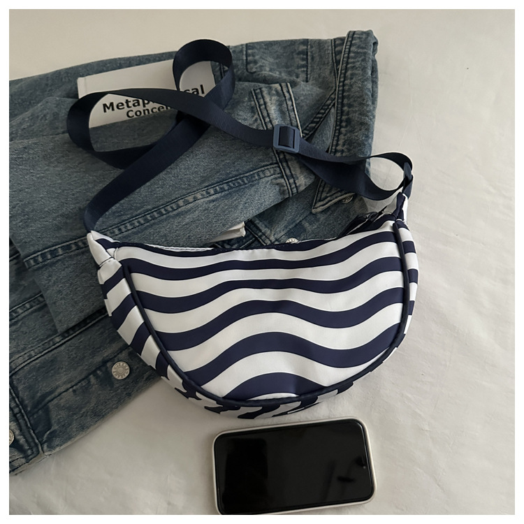 2025 Korean-style laid-back crossbody bag new versatile commuting dumpling bag, large-capacity commuting single-shoulder bag for women undefined