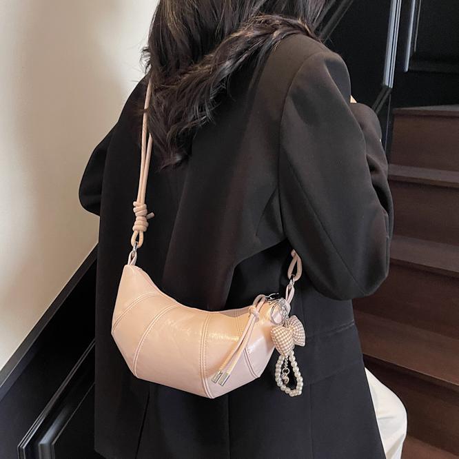 Bolso de todo fósforo de diseño de nicho para mujer 2025 nuevo bolso de cuerno de costura de color sólido bolso de axila de sentido avanzado de viaje casual