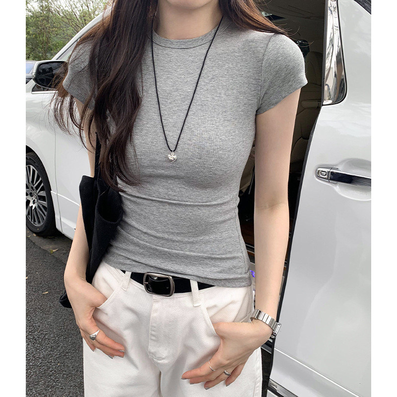基本的な白い半袖tシャツの女性の夏の修身はやせています。|undefined
