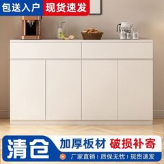 壁の棚のロッカーに寄りかかって、引き出し付きのサイドキャビネットを持っています。