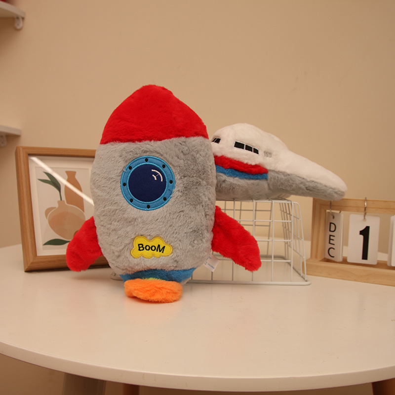 Agarra la muñeca muñeca muñeca muñeca dibujos animados avión cohete juguete de peluche niño amigo regalo de cumpleaños juguete al por mayor